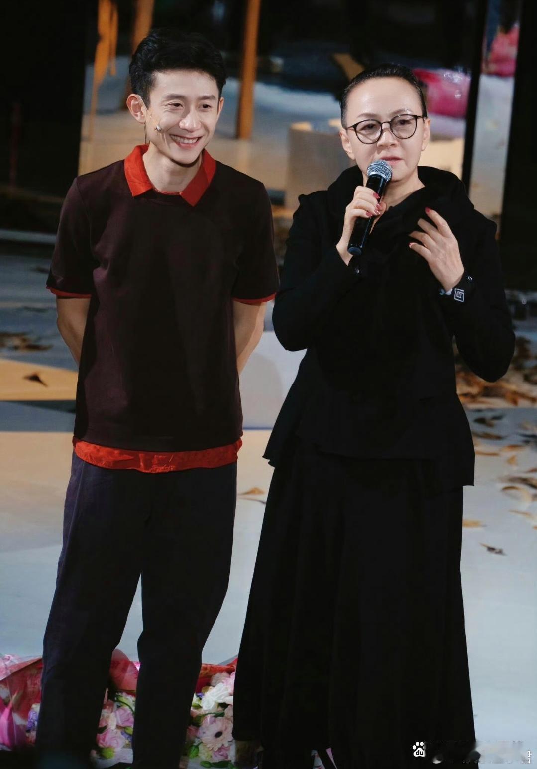 张一山主演的话剧《一地鸡毛》13日在北京场演出时，宋丹丹坐在前排观看，有现场观众