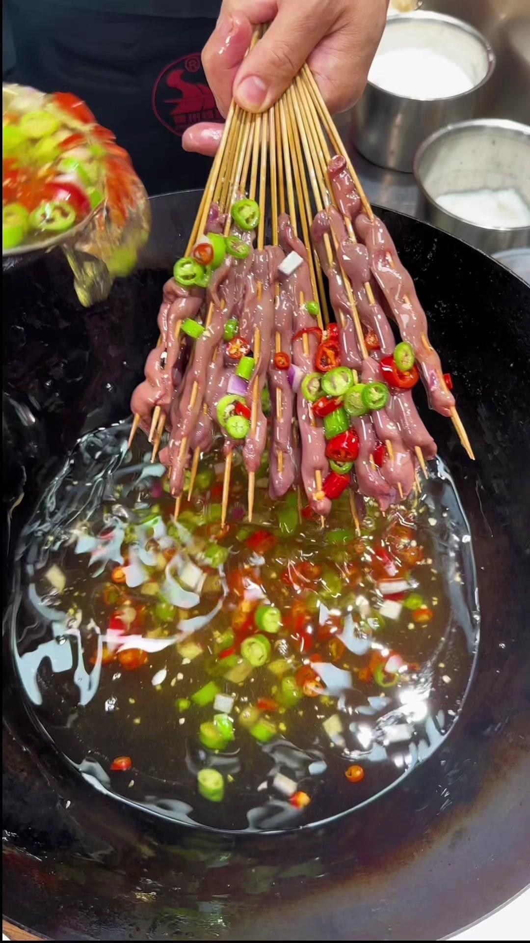 😋做烧烤也不单单的会烤串，还得会做其他的融合菜品，像这个油泼小嫩腰，就非常的不