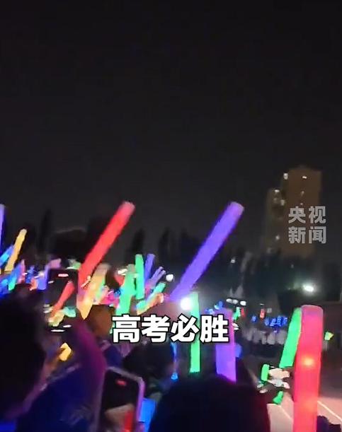 “为了给高考的孩子们加油打气，呼和浩特一所中学做一件让所有人都匪夷所思的事情！”