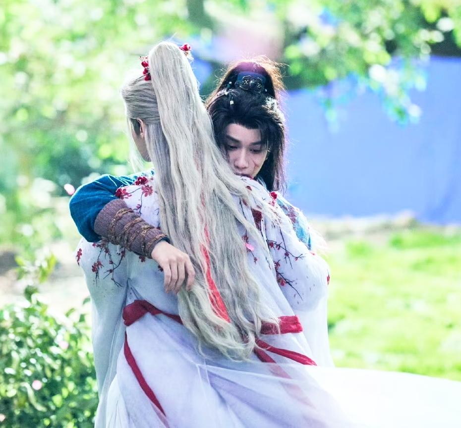 可惜剧外的池云终究等不来唐俪辞。

就像当年最害怕孤独的敖子逸，却只能自己一个人