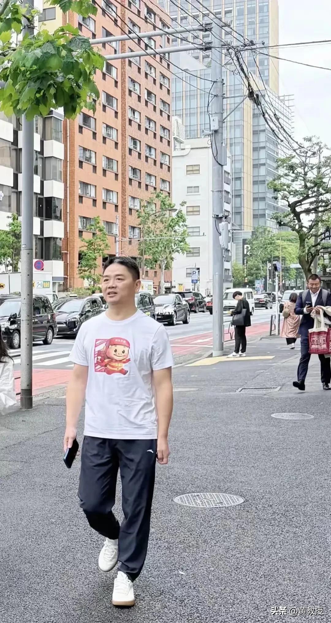 东哥身穿猪猪侠衣服
现身日本东京街头
中国民营企业好起来
我们的经济发展才更加有