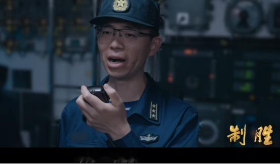 按照杨璐的说法，它在潜望镜里看到过很多船，但这是最大的一次，也是最近的一次，这个