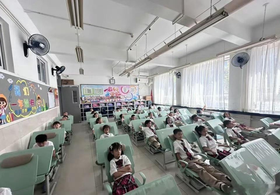 建议小学生午休不必强制睡觉现在小学生的桌椅配套好多了，可以躺着午休嘎嘎爽[dog