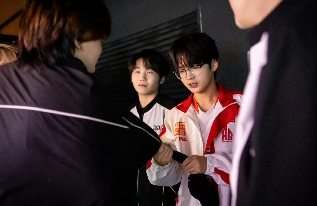 喜欢搓钢化膜的小帅哥电竞点播台