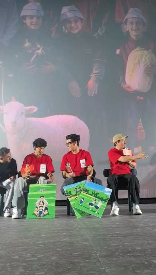 沈腾蒋奇明奥马尔拍全家福沈腾蒋奇明奥马尔还原全家福 合照姿势随性又搞笑，手舞足蹈