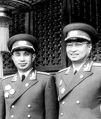 1955年9月27日授衔仪式上，当毛主席走到陈赓面前时，说：“你陈赓当大将了”，