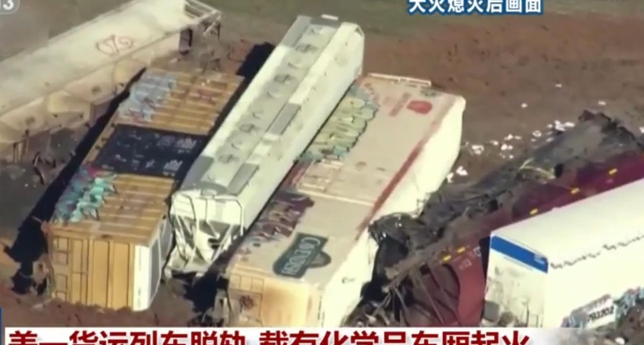 美国公路上突发惊险一幕，车辆事故引发剧烈火情。现场烈焰冲天，滚滚黑烟遮蔽天际，车