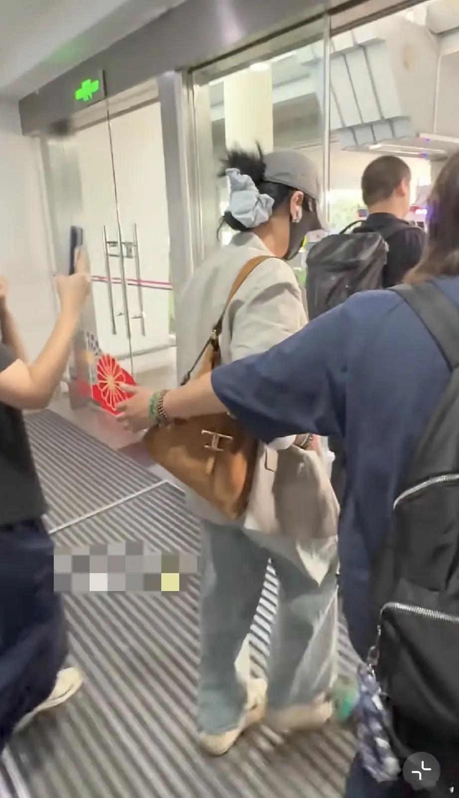那英到达长沙录综艺，前几天刚被拍到醉酒的她，走路总是低着头，状态还没有恢复过来，