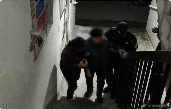 台州新警暖心护送86岁失能老人回家 椒江海门派出所接警后，新警张过之带队救助中风