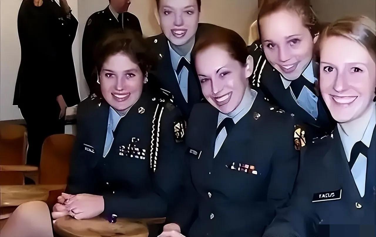 美国航母出海，竟然塞了上千名女兵。很多人以为美国人是在搞政治正确，弄些“花瓶上去