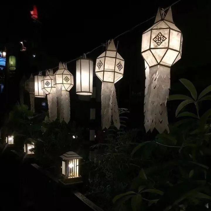 明明是个消极阴郁的人，人一多我就不受控制地阳光起来，真是奇怪。 