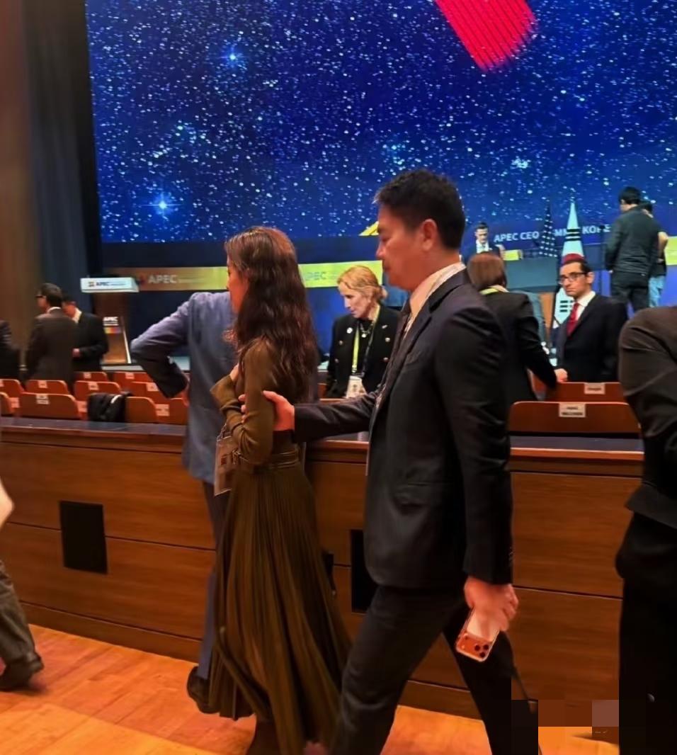 东哥抓那么紧，是怕媳妇跑了？大总裁成了小跟班，网友说有点黄晓明跟杨颖离婚前那味儿