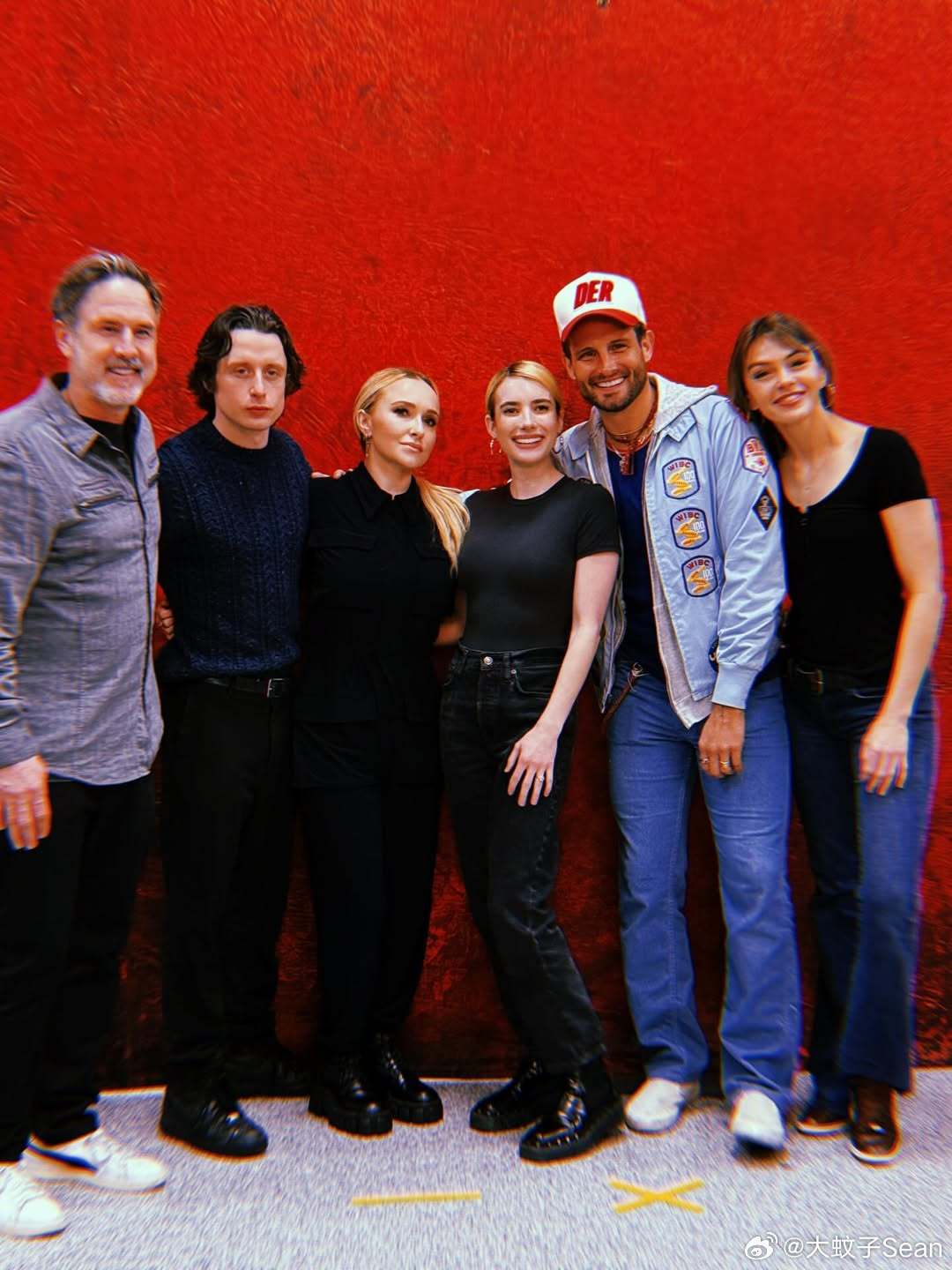 Emma Roberts艾玛罗伯茨在坦帕出席Scaradise恐怖展，并和一众《