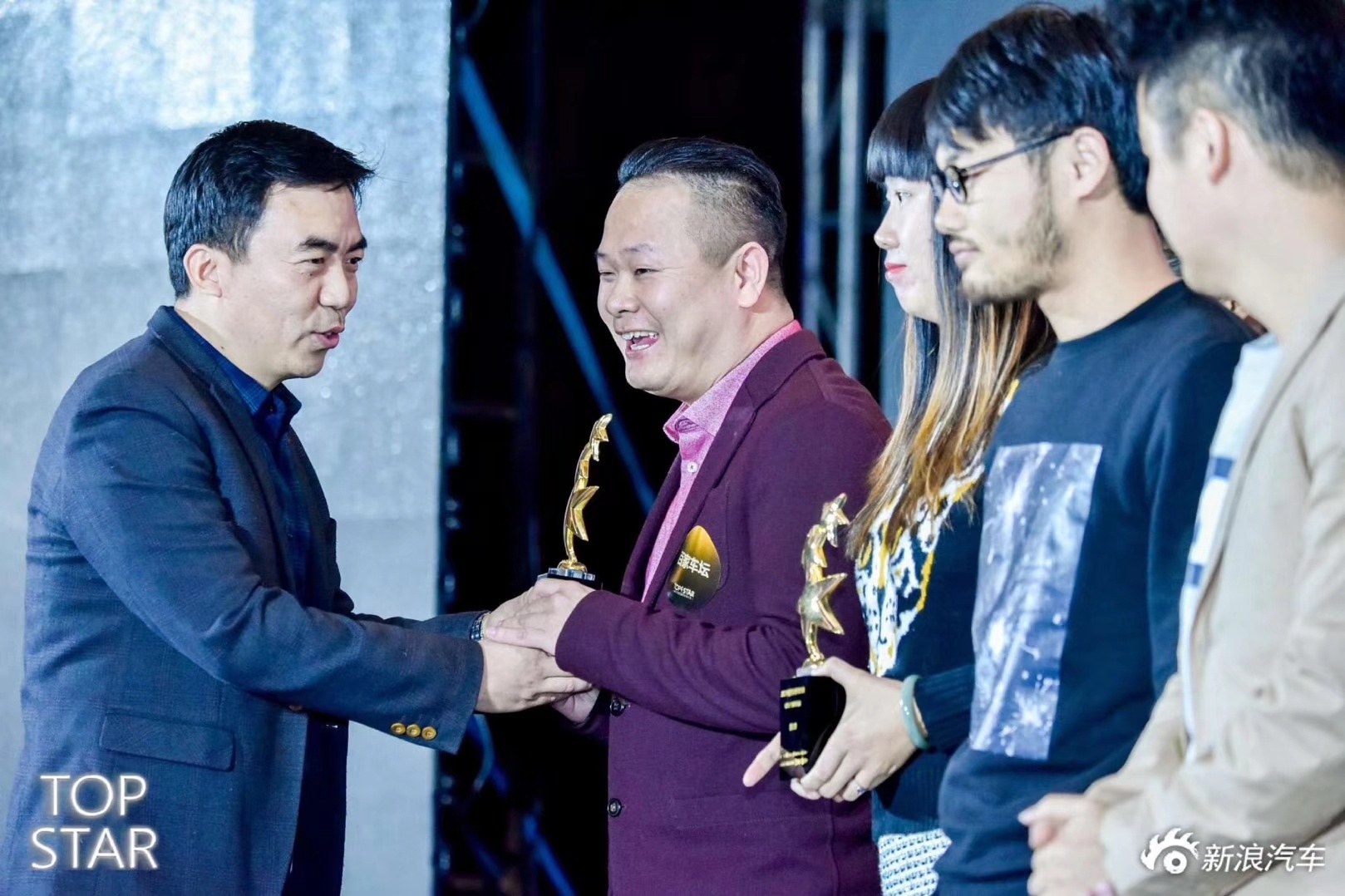 2017年，我们的百家车坛是新浪最具人气创作者，今天再看到领奖画面，还是很激动的