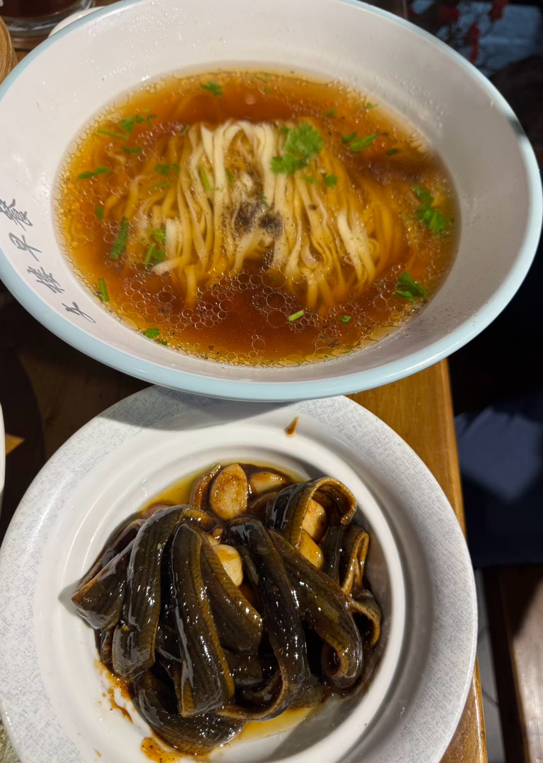 淮安河下古镇一家酒楼，陈姓老板1817年发明了蟹黄汤包，吸引了乾隆皇帝的味蕾。民