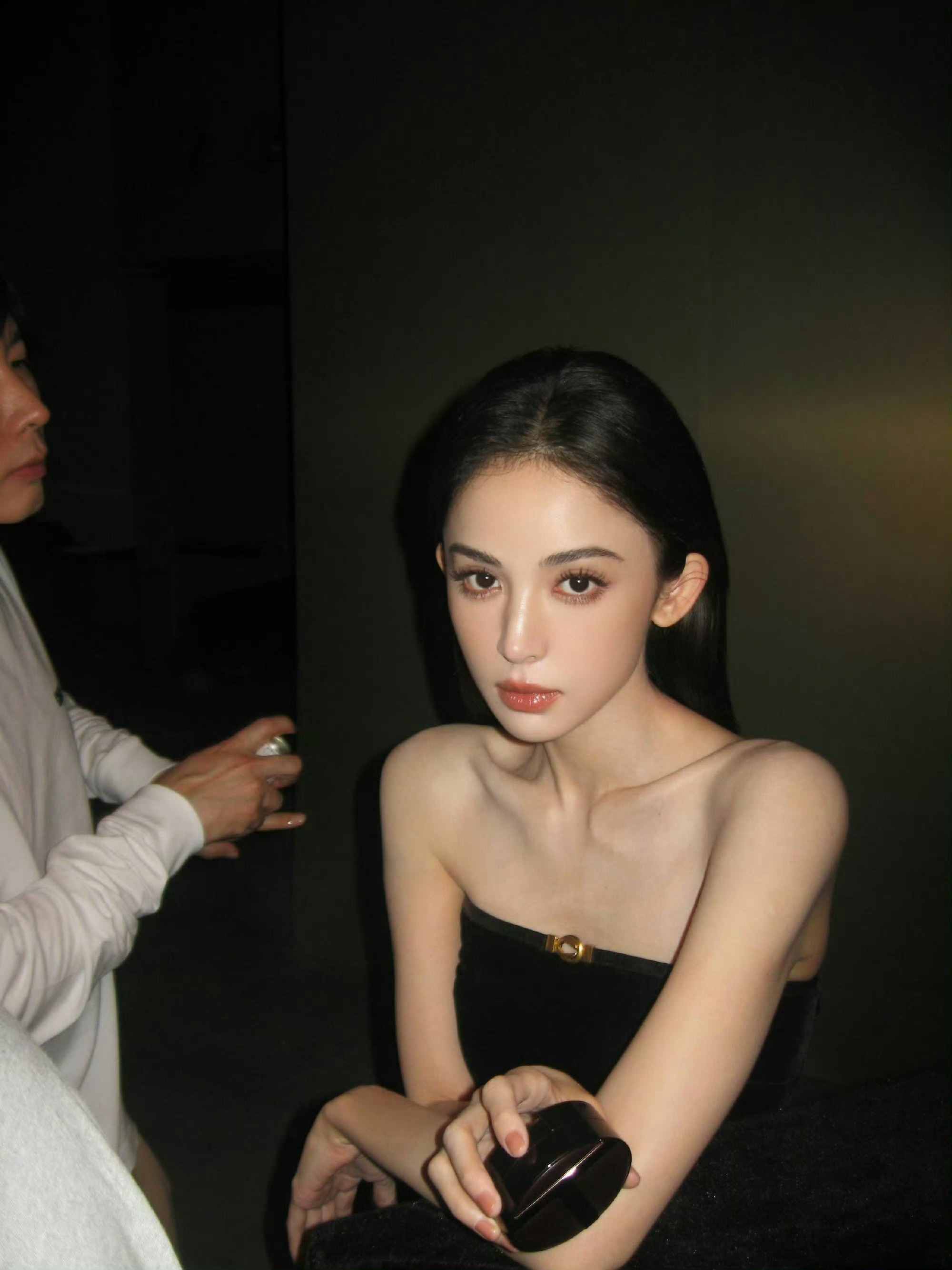 娜扎顶光极致怼脸状态 巴黎时装周出现即出圈，官方认领商业价值 ​​​