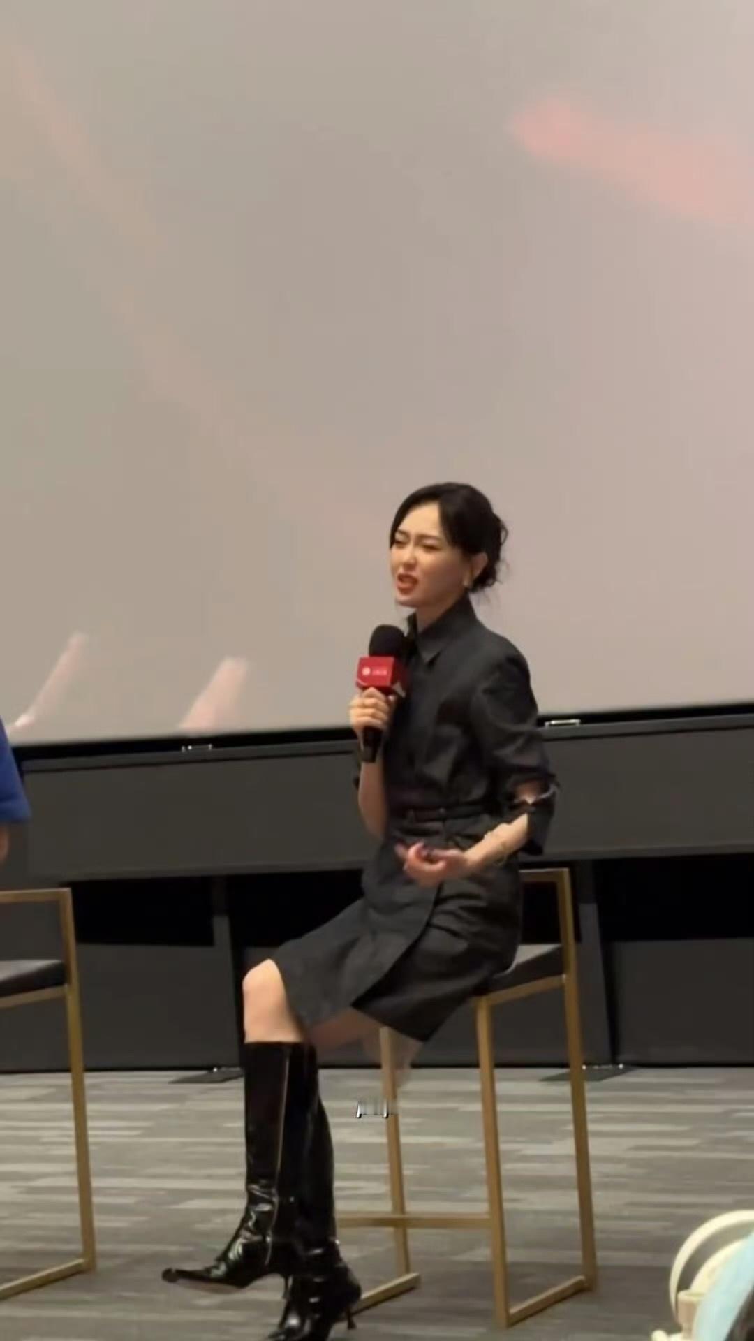 理想的生活状态就是唐嫣这样吧，和粉丝分享近况：“我最近是在忙着看剧本，忙着工作，