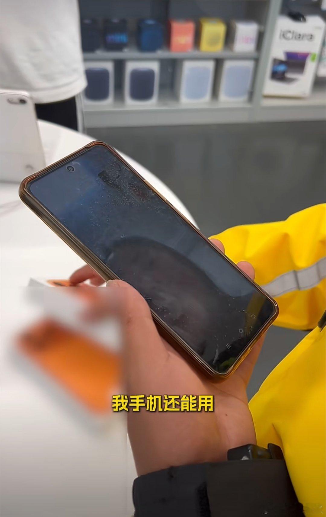 骑手给妻子换手机被反复要求退货一骑手获得万元基金想到的第一件事就是为媳妇买一部手