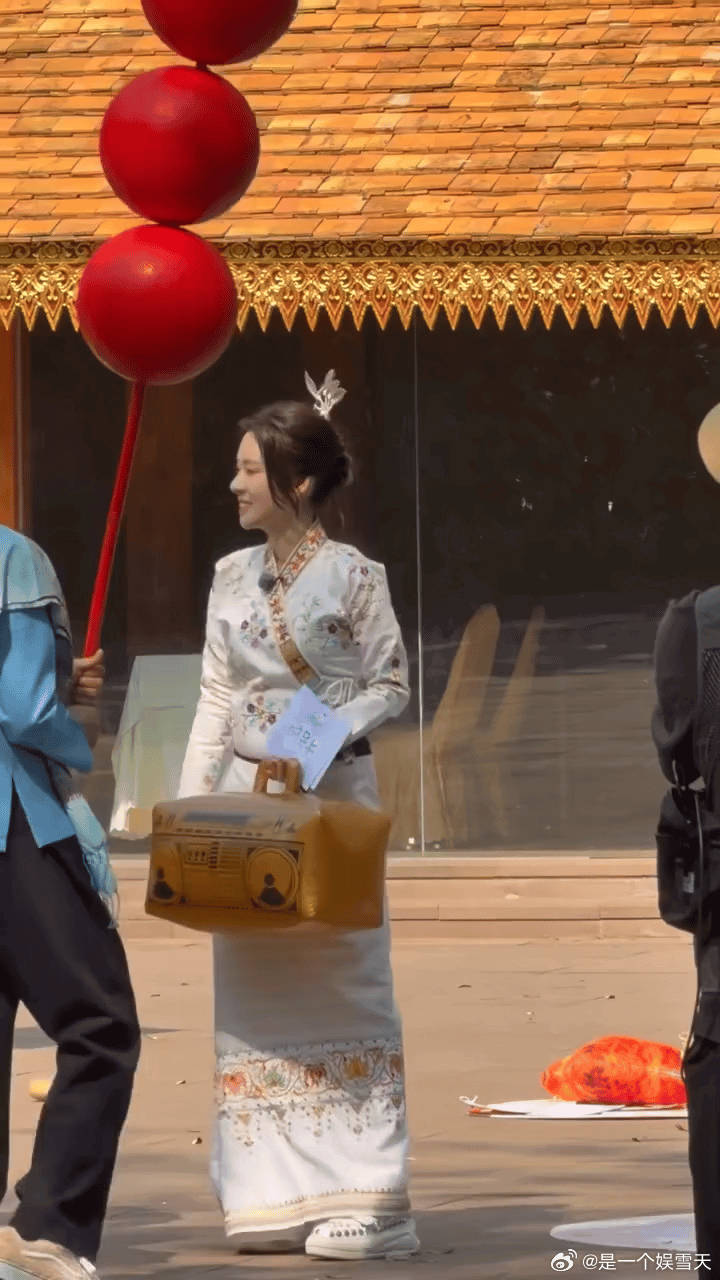 张碧晨完全是傣族公主 张碧晨真的太适合民族风了！一身淡雅傣族服饰，自带清冷又温柔