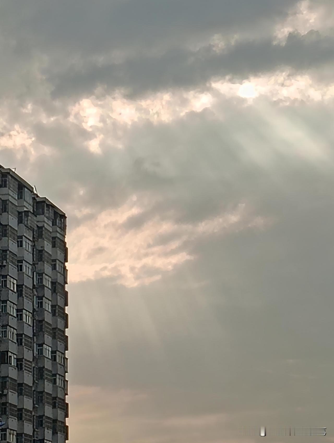 雨霁初晴，偶见耶稣光。

云隙间漏下丝丝金线，斜贯半空，原是丁达尔效应，微尘水珠
