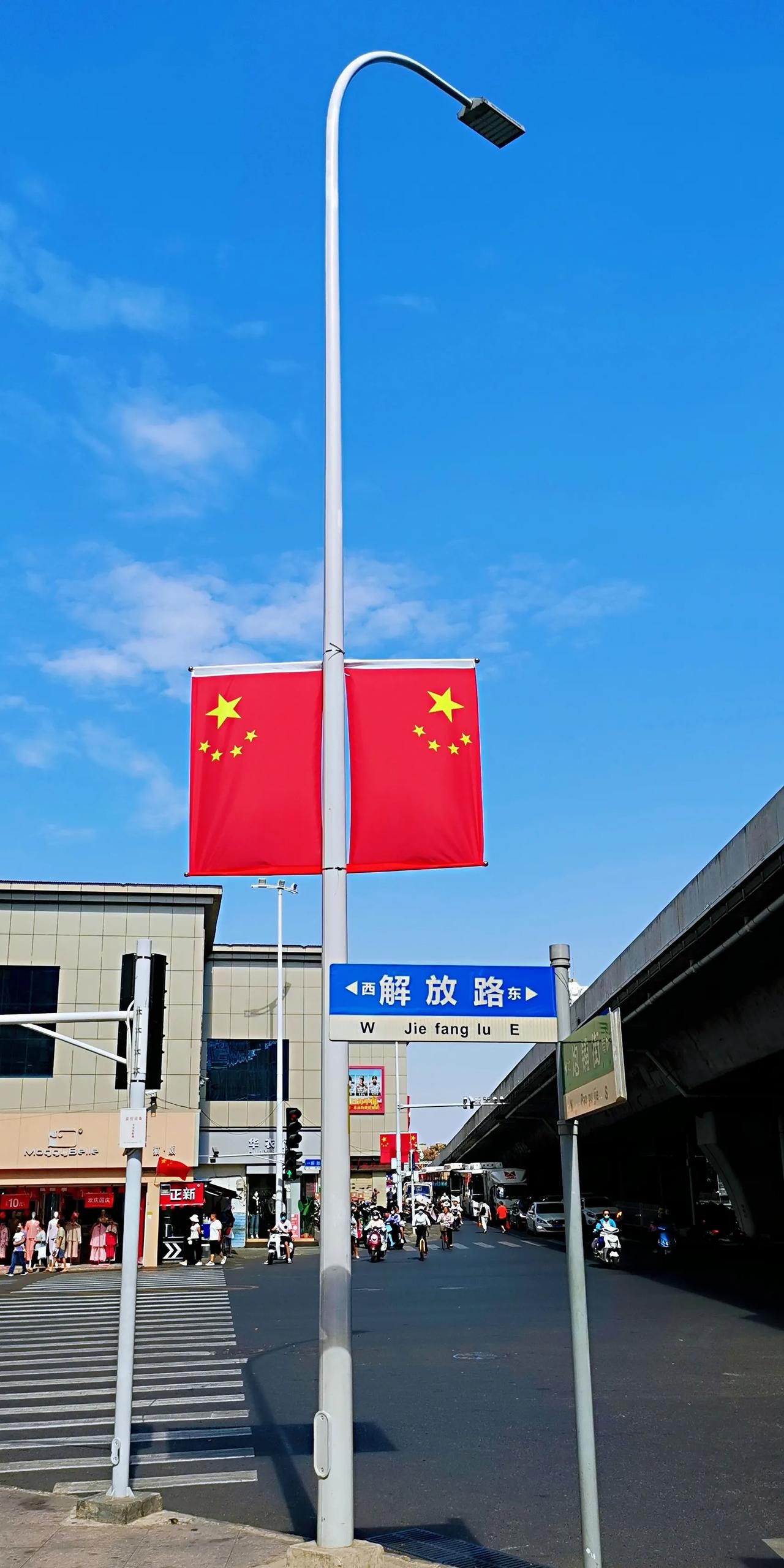 这是襄阳的解放路。
感觉好多城市都有解放路或者解放大道，而且大多都是主要街道或是