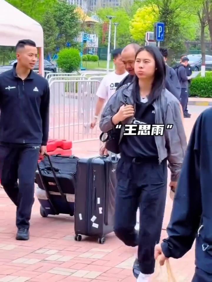 四川女篮抵达山西主场训练，王思雨、唐子婷。
期待总决赛GS的比赛。