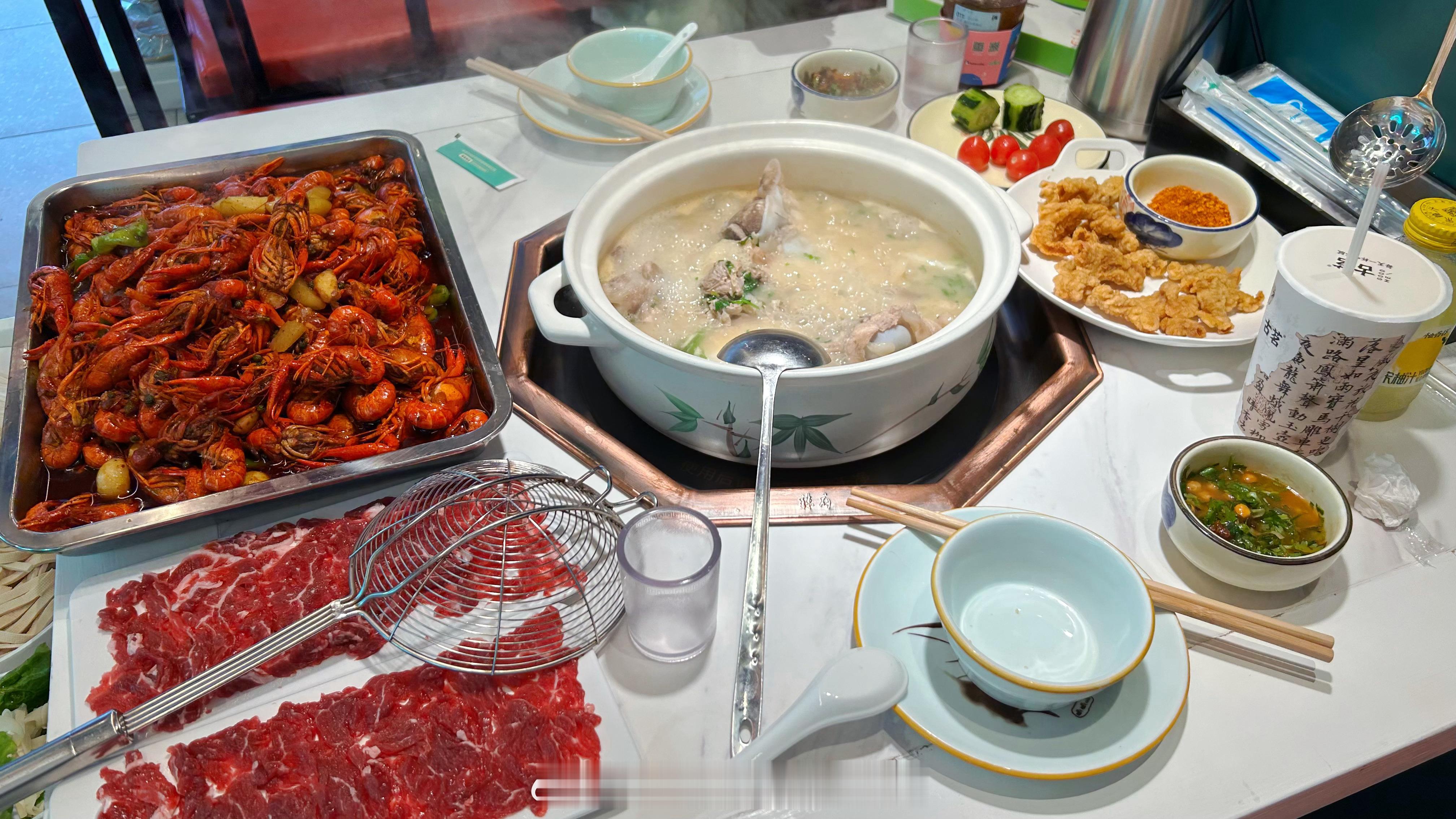 今天的快乐：和快二十年的朋友吃饭逛街٩(๑^o^๑)۶ 🦞（怎么会吃了两个半小