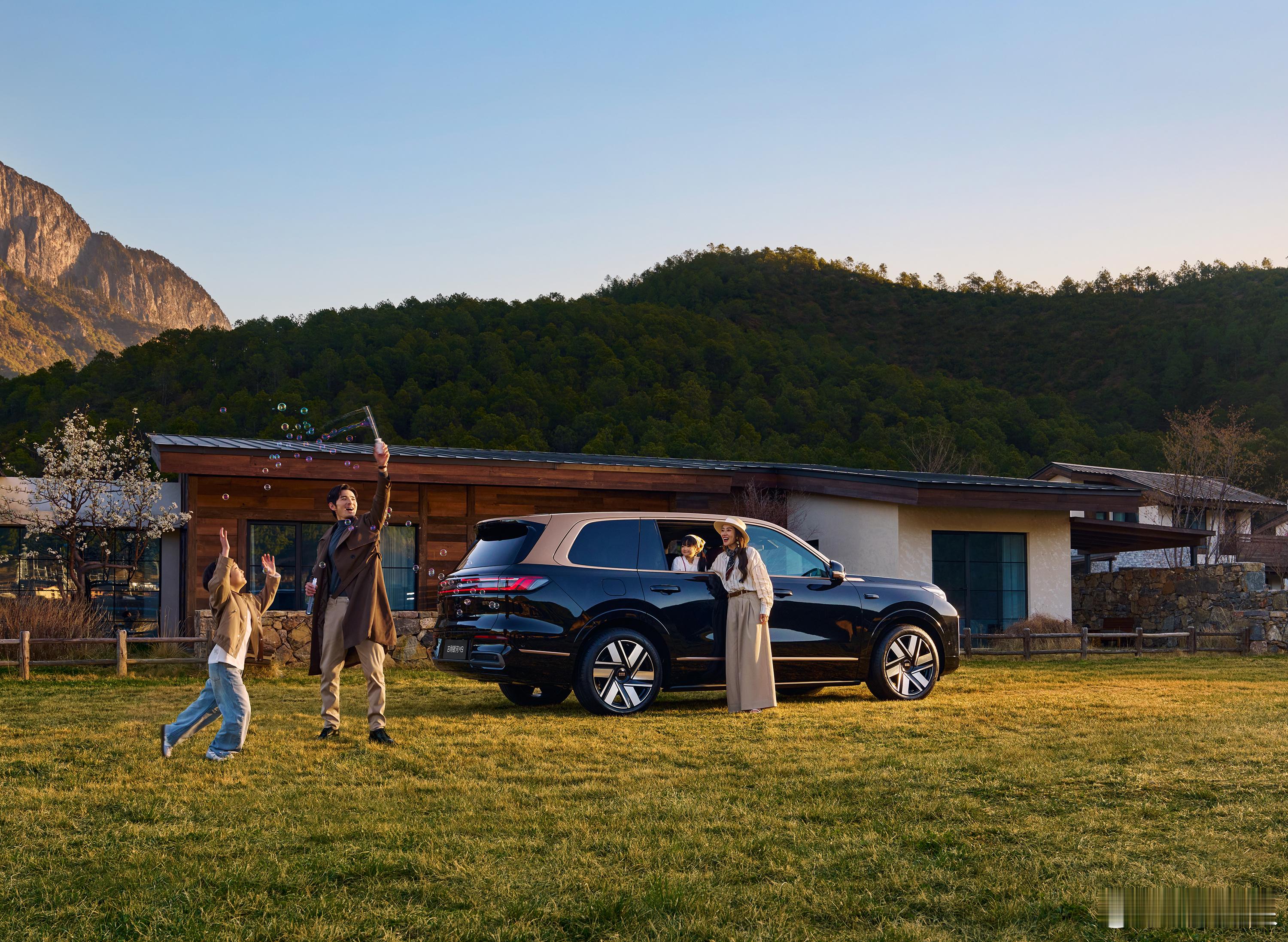 银河M9还出了个高定版，双拼色车身和轮圈设计确实更显尊贵。然而售价仅有26万不到