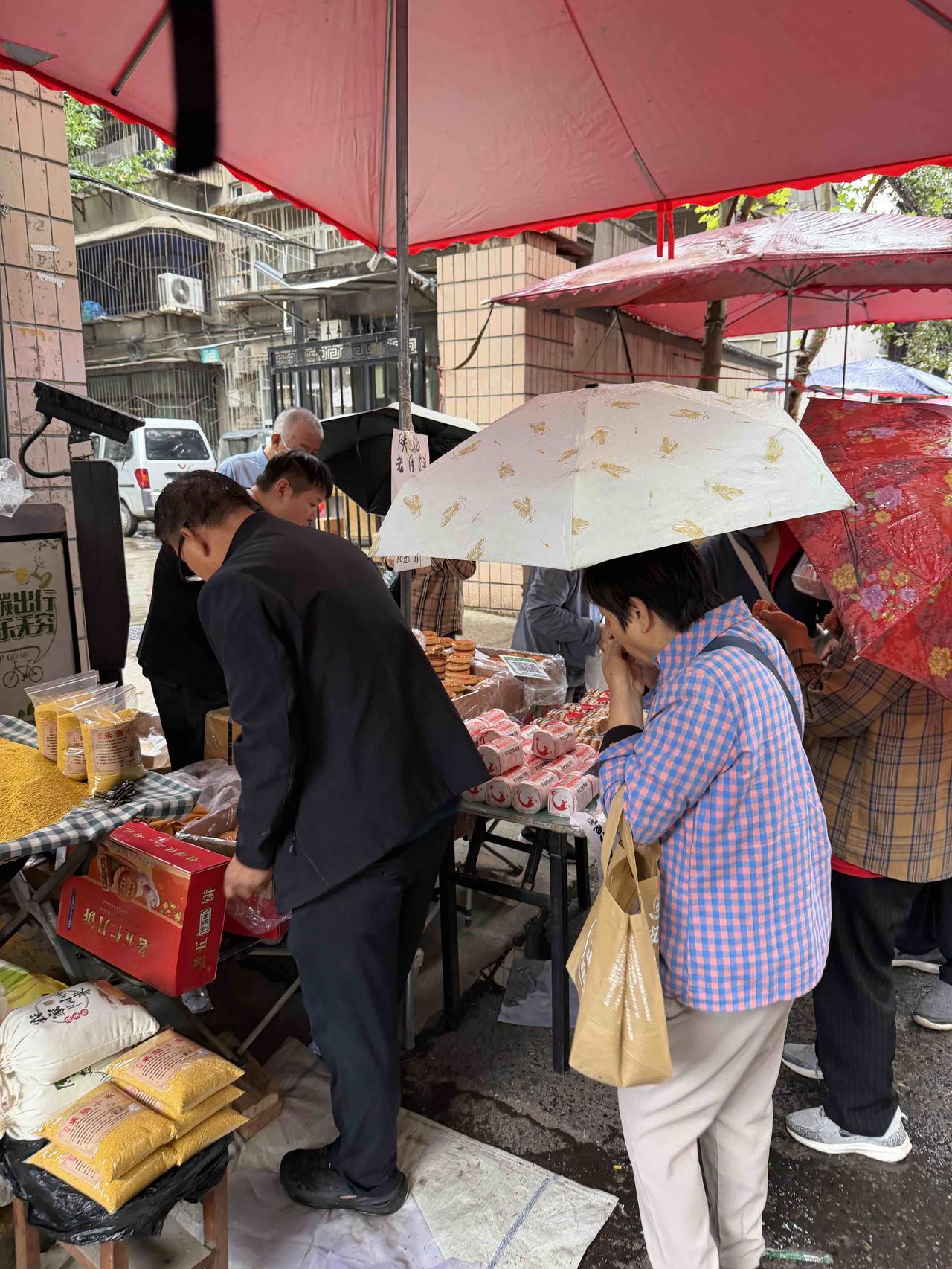 今天上午，我逛西安档子，走到西仓东巷时，看到路边围着一群人！
我走到跟前，闻到了