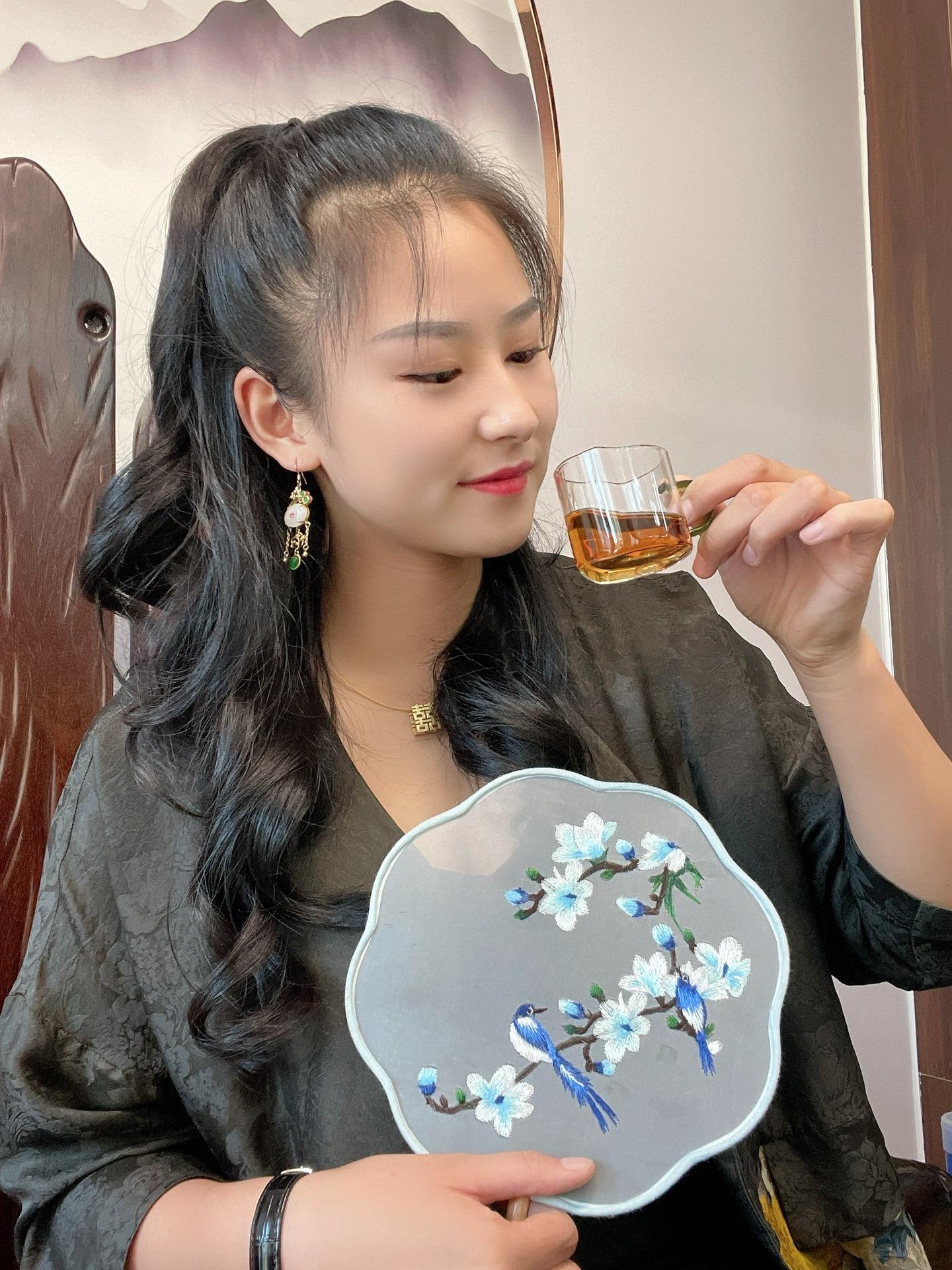“人都是这样，你羡慕我，但不知我的苦，我羡慕你，却不知你的愁，这山望着...