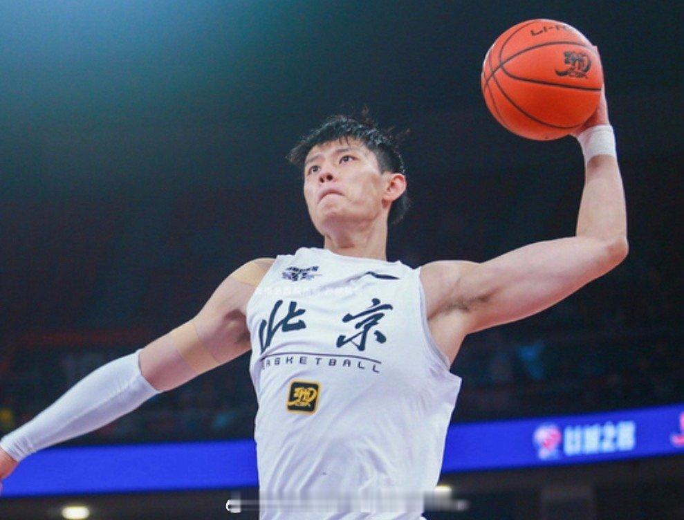 在拿到篮网队的澄清信之后曾凡博在今天完成注册，他跟北京首钢正式续约三年，赛季首秀