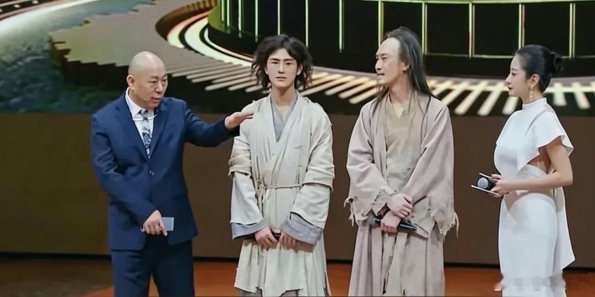 《功夫女足》里误入男厕所那段，有人解读说里面正在如厕的男人，光头➕一身蓝衣，如厕
