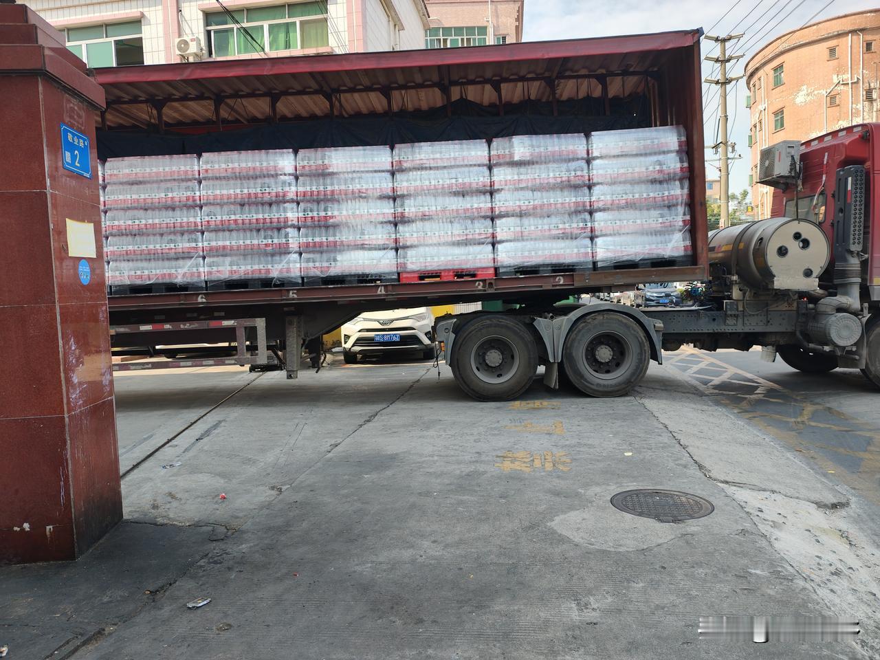 晒图笔记大赛双12日中午下班，遇见货车拉纯净水，我想这么多的农夫山泉，这得多少钱