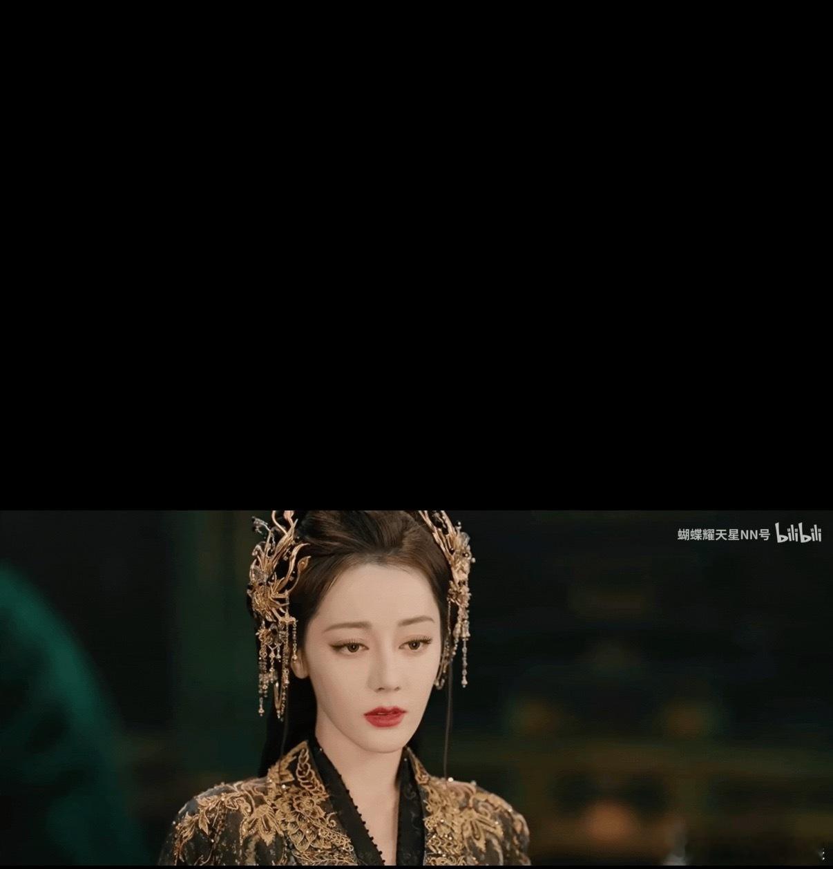 迪丽热巴这种颜值加上这种妆造，有点太显年龄了吧。 