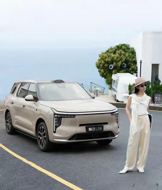 它的续航也超厉害，智己恒星超级增程，仅加油不充电能跑近1000KM，满油满电综合