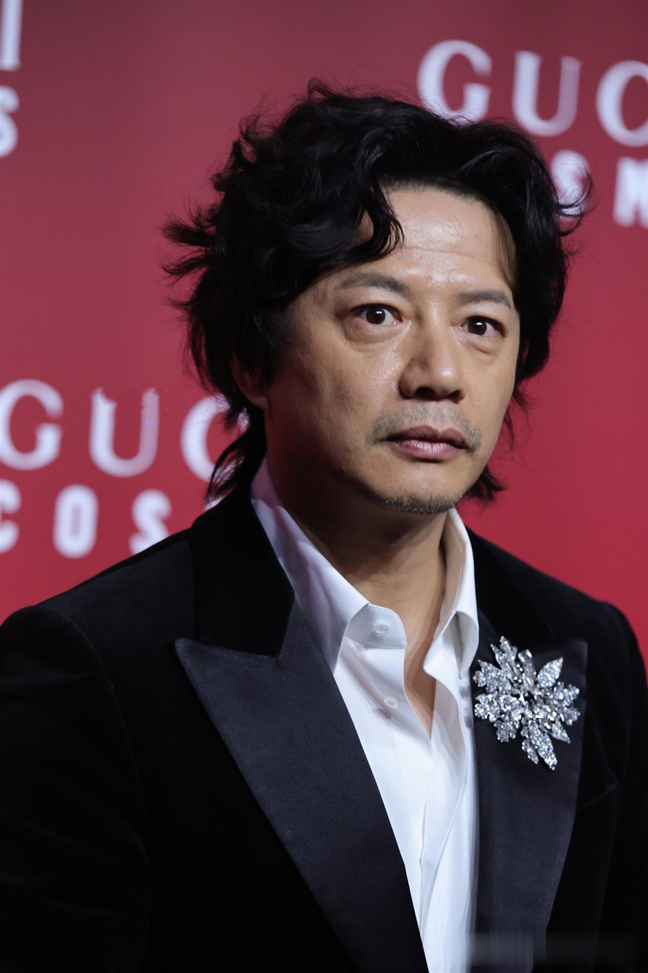 段奕宏参加晚宴最大的败笔不是面相，而是发型，用70，80年代的发型才参加时尚晚宴