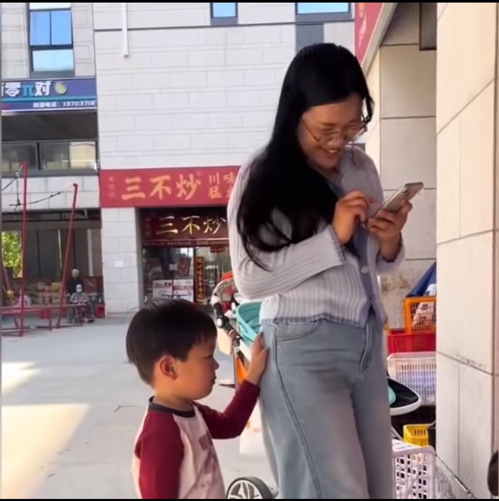 这才是不小心被小朋友摸到的反应。

妈妈记录宝宝不小心找错人的反应，善良的小姐姐