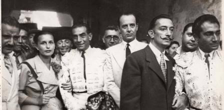 【来自投稿】1948年，达利和他的朋友观看斗牛。 