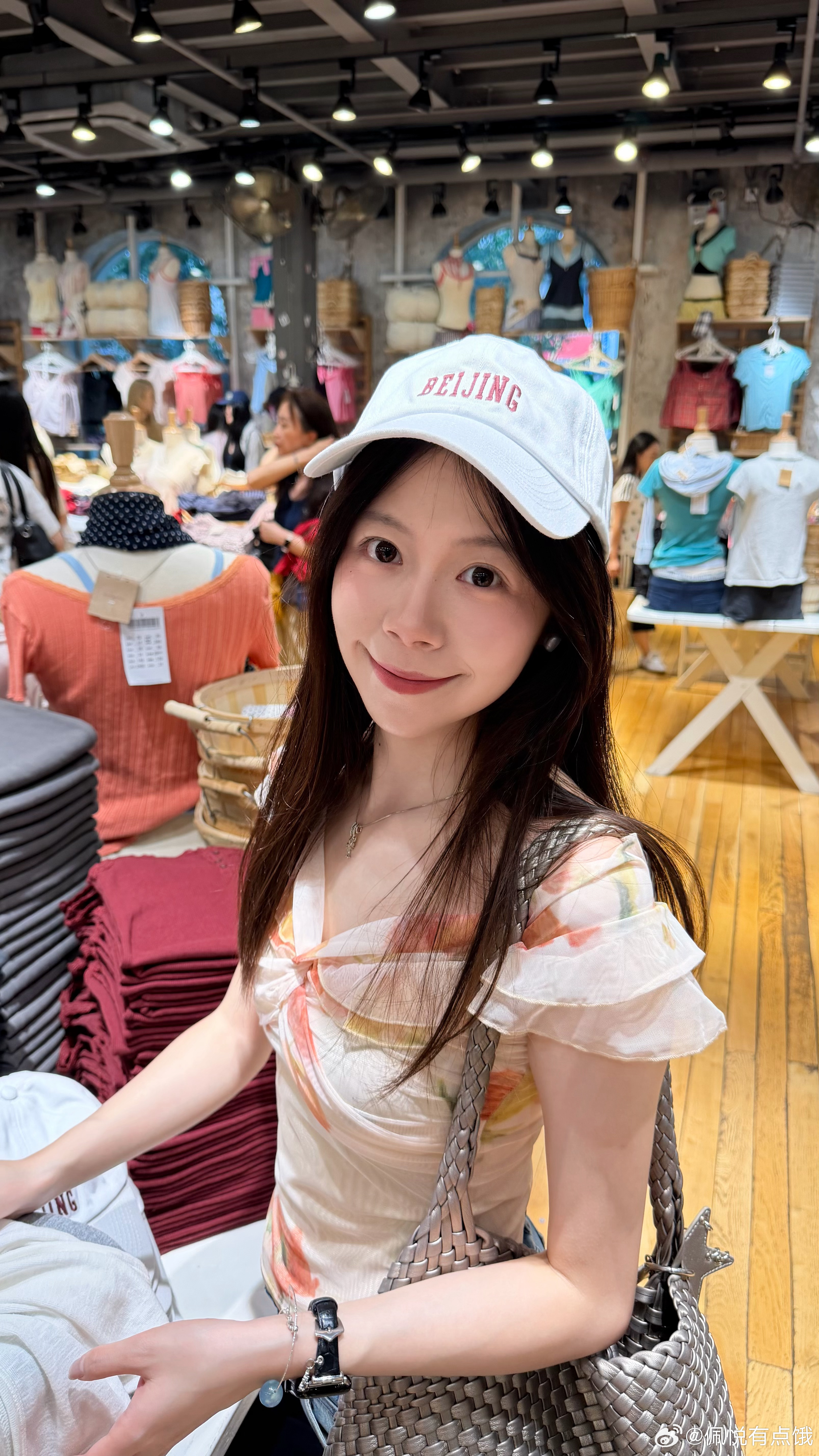 人多到从bm抓了两件喜欢的衣服但也懒得排队试了( ̀⌄ ́)知道小玉的故事以后更