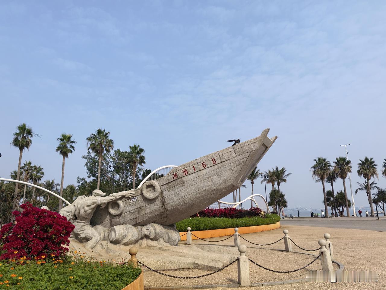 湛江渔港公园堪称宝藏之地！它是一座集休闲、娱乐、观光功能于一体的海滨公园。
在此