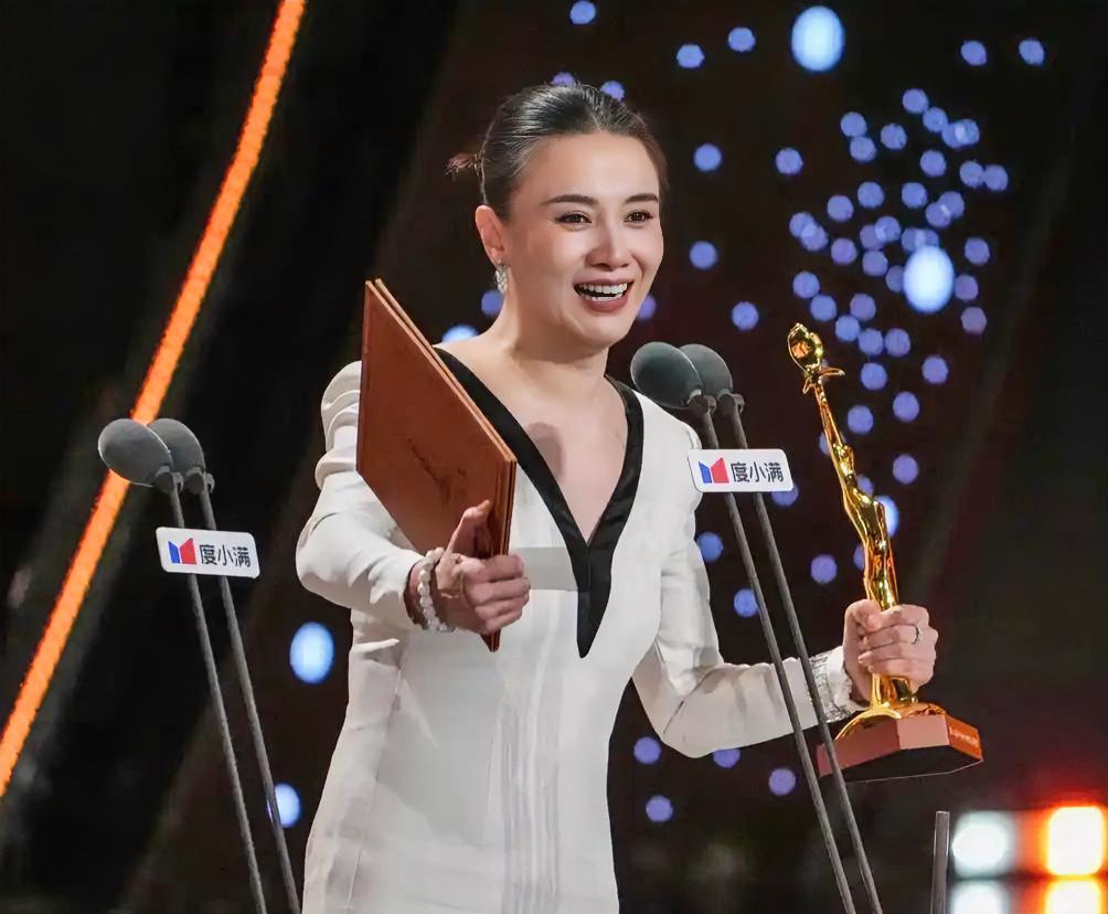 宋佳两次拿下金鹰奖视后，靠的是实打实的演技和优质作品，深受业内和观众认可。

2