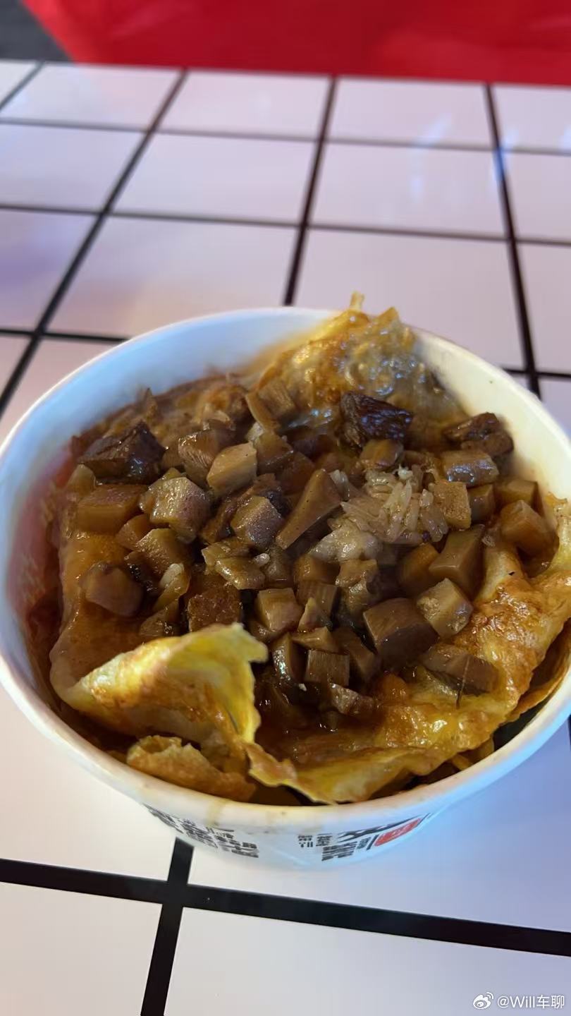 今天吃了家附近的豆皮，牛肉蛋光，16元。好吃的豆皮一定要把蛋皮煎的两面焦黄，边缘