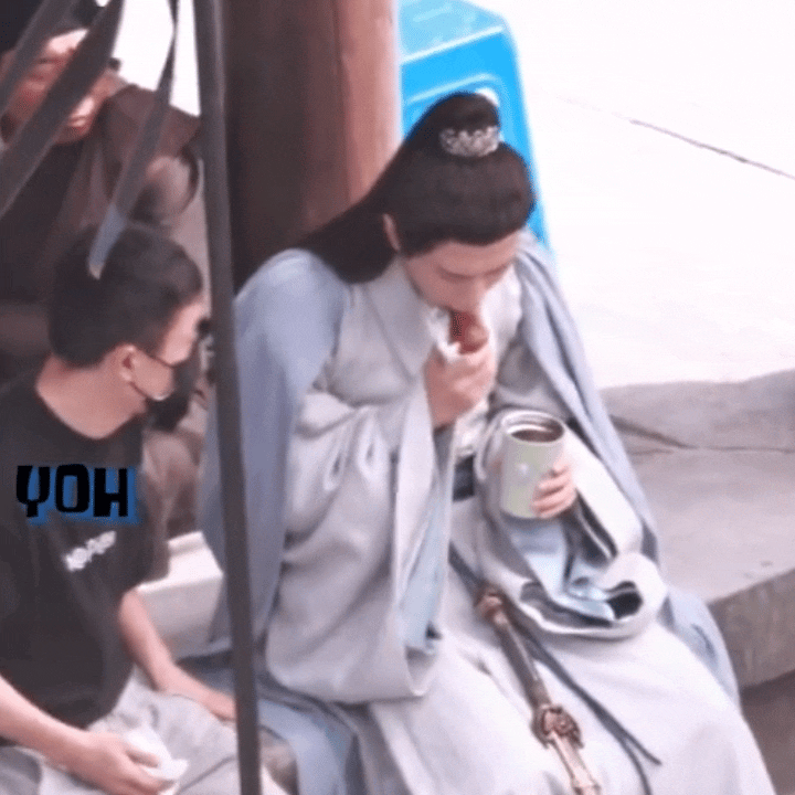 吃东西要垫纸甚至吃火龙果也不脏嘴的干净宝宝 ​​​