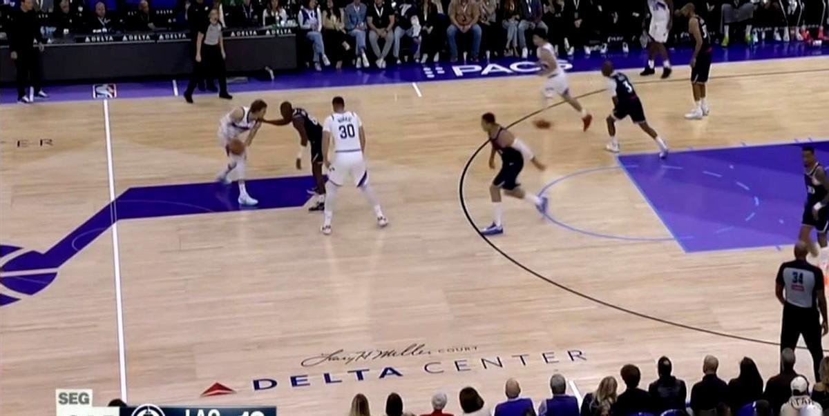 快船这球打得，像没练过似的。
第二节那24分，不是打出来的，是对手捡的。
你传个