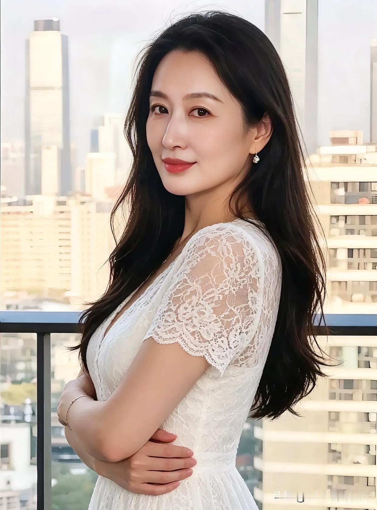 都市天台微风轻拂，白色蕾丝裙勾勒曼妙曲线。黑发披肩，浅笑温婉，于繁华高处尽显柔美