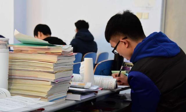 一个从山沟飞出的研究生，苦干9年，往家打款70多万，回村一瞅，二老居然连一万块都