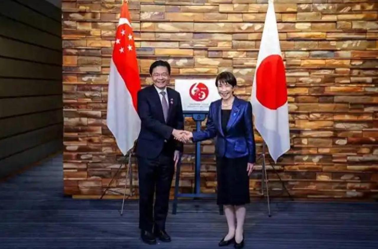 两面三刀！刚跟日本勾肩搭背，转头就对中国 “求放过” 示好！

国际舞台上的外交