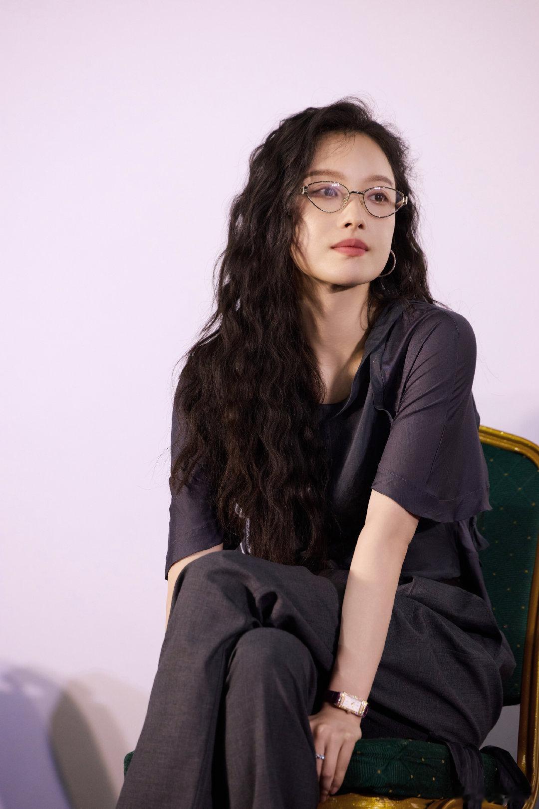 北京国际电影节 精彩不断！现身 “天坛奖” 最佳影片放映暨媒体见面会，身着深色系