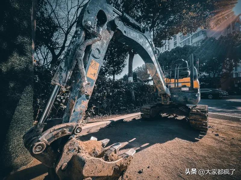 老婆让我拿上我的房产证和结婚证，然后和她一起去银行给她弟弟担保买挖机，她给我说车