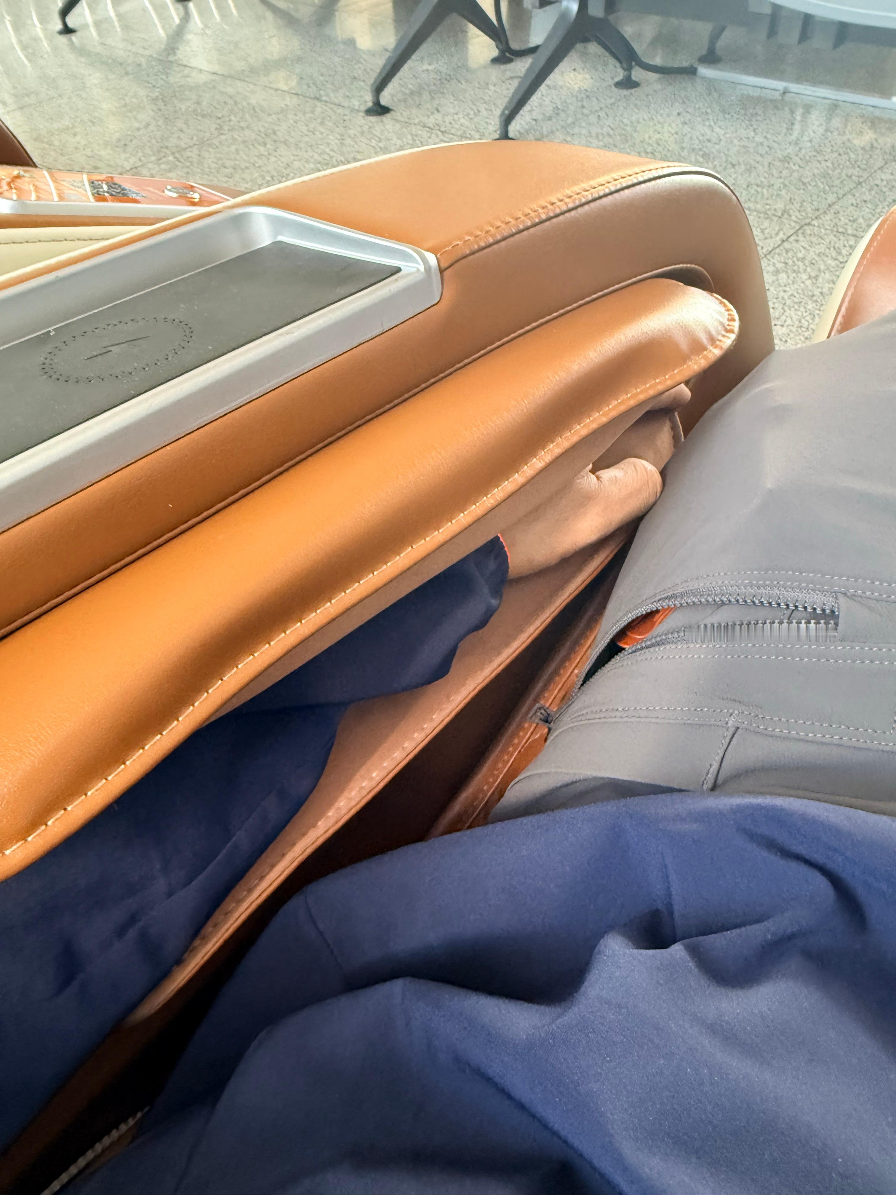 这按摩椅气囊压力的劲真大，差点把电子表给我一体压铸进尺骨里了… 